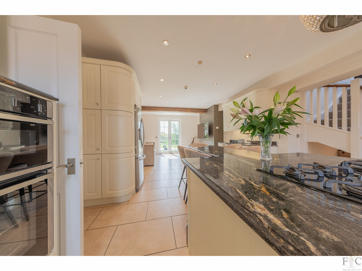 5 bedroom detached house for sale 0