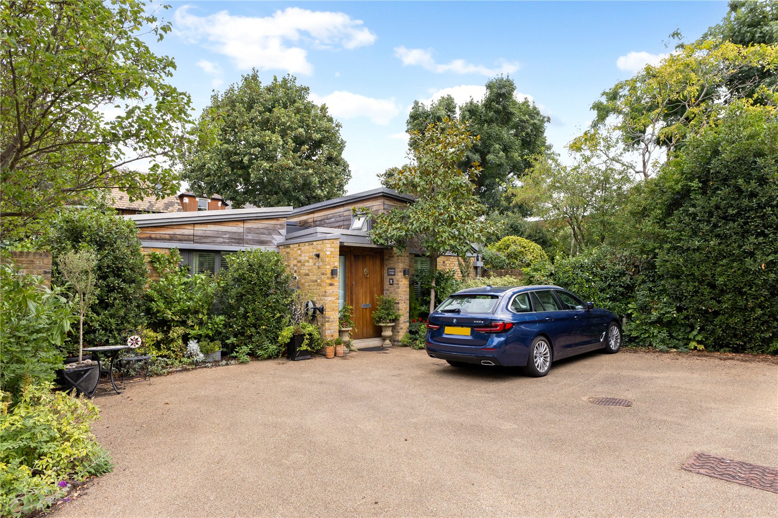 3 bedroom detached house for sale in Guildford
