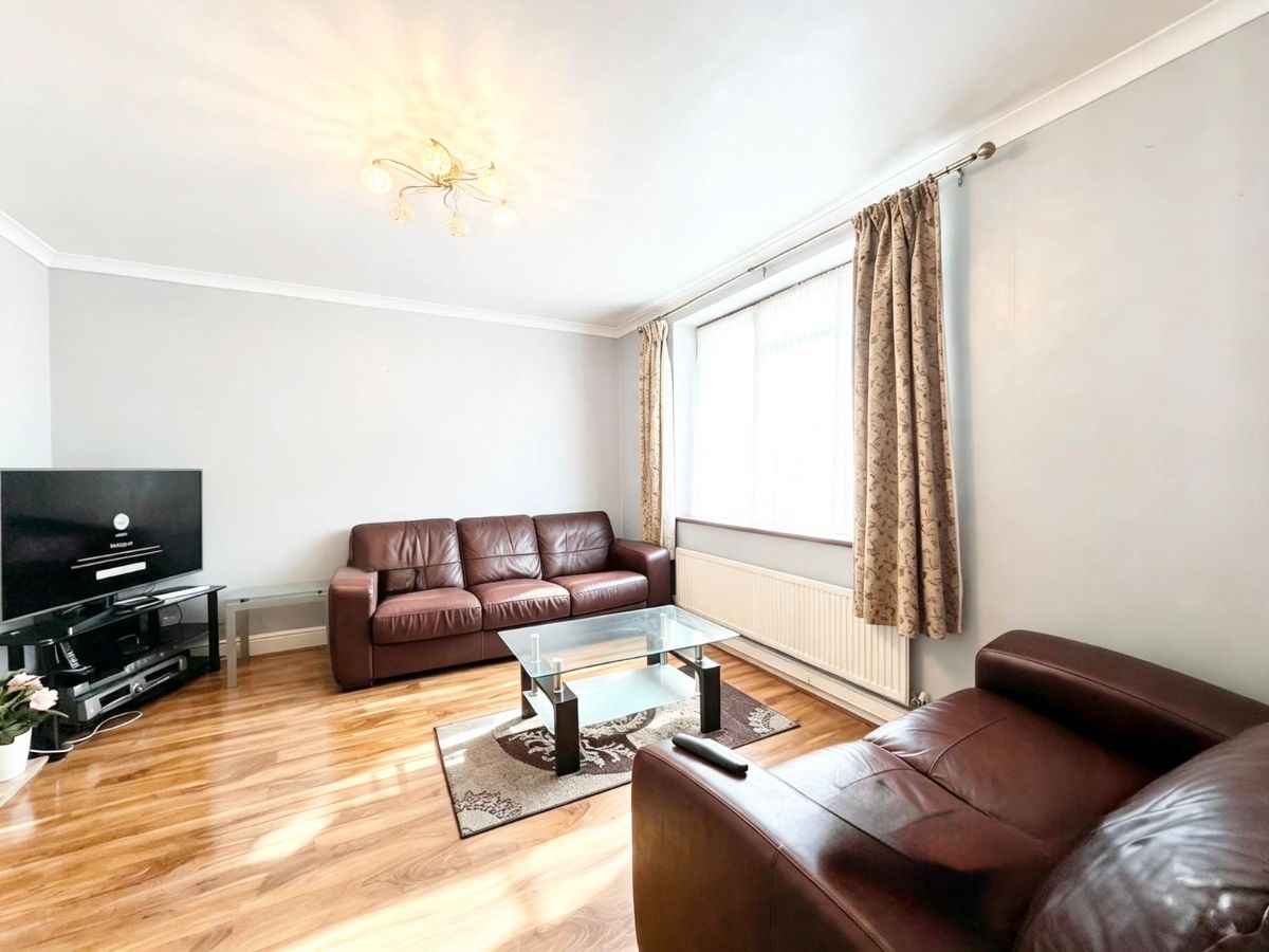 114 Retford Road, Romford photo 4