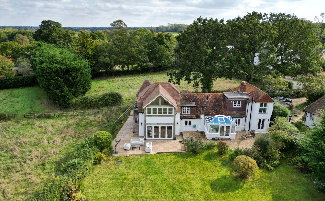 6 bedroom detached house for sale in Bromley