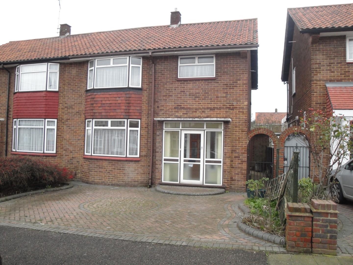 39, Abercorn Gardens, Romford photo 2