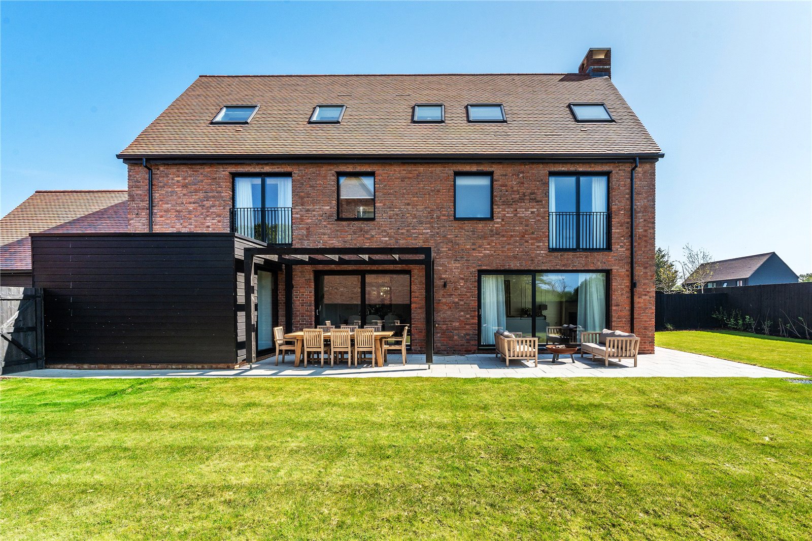 4 bedroom link-detached house for sale in Reigate