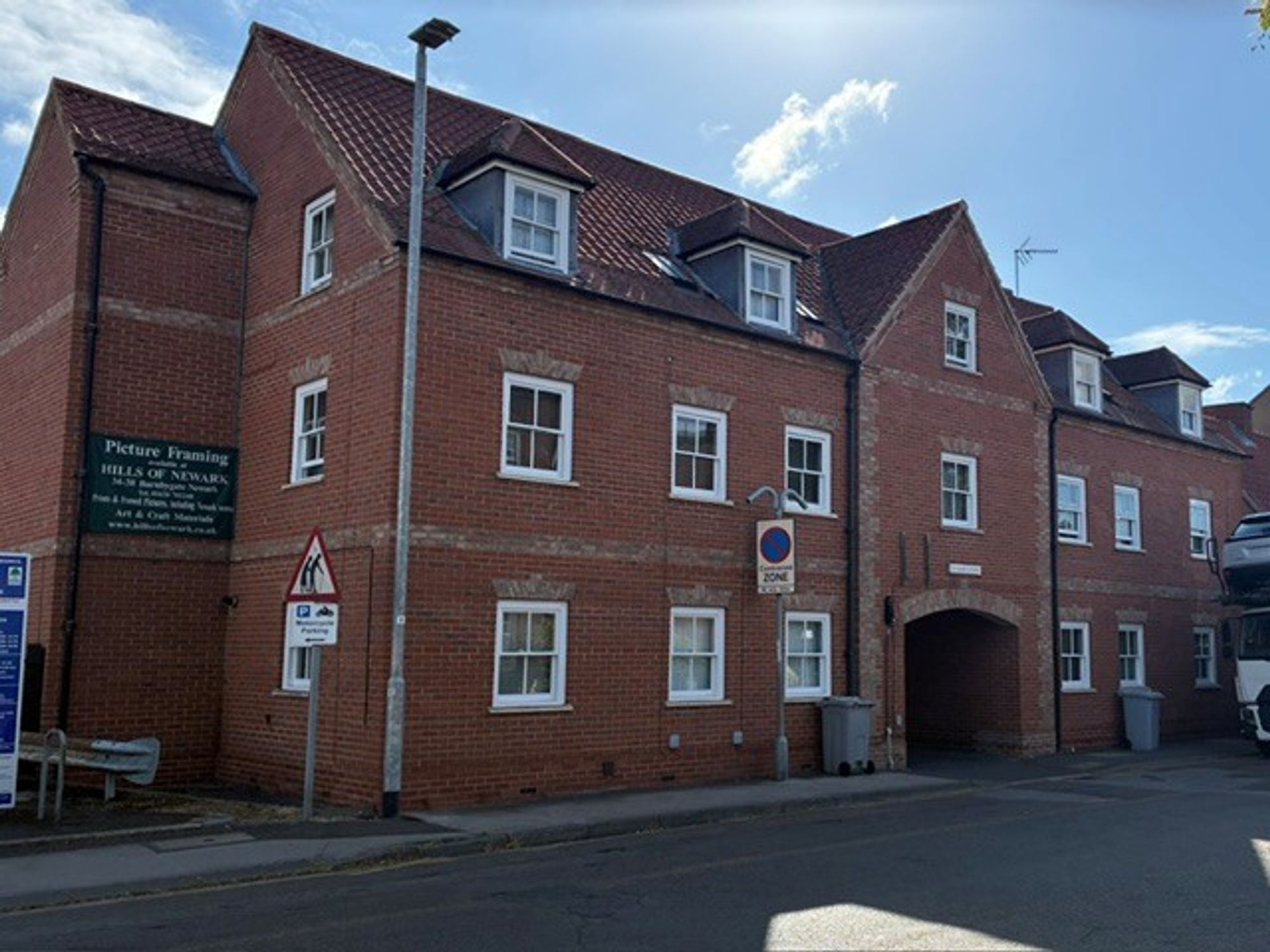 2e, Newark photo 5