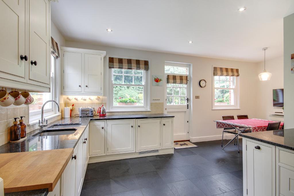 4 bedroom detached house for sale 0