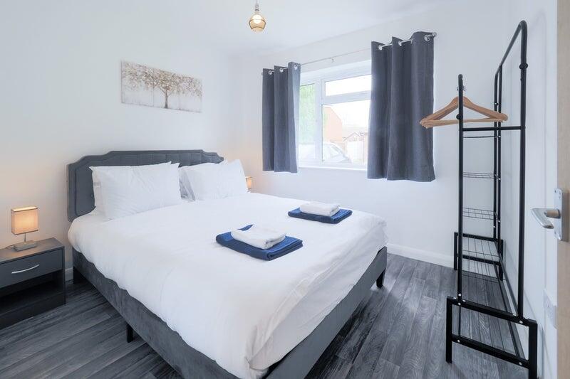 1-bed house on Room 3, 9, Kingsfield Gardens, Woking, £675/mo