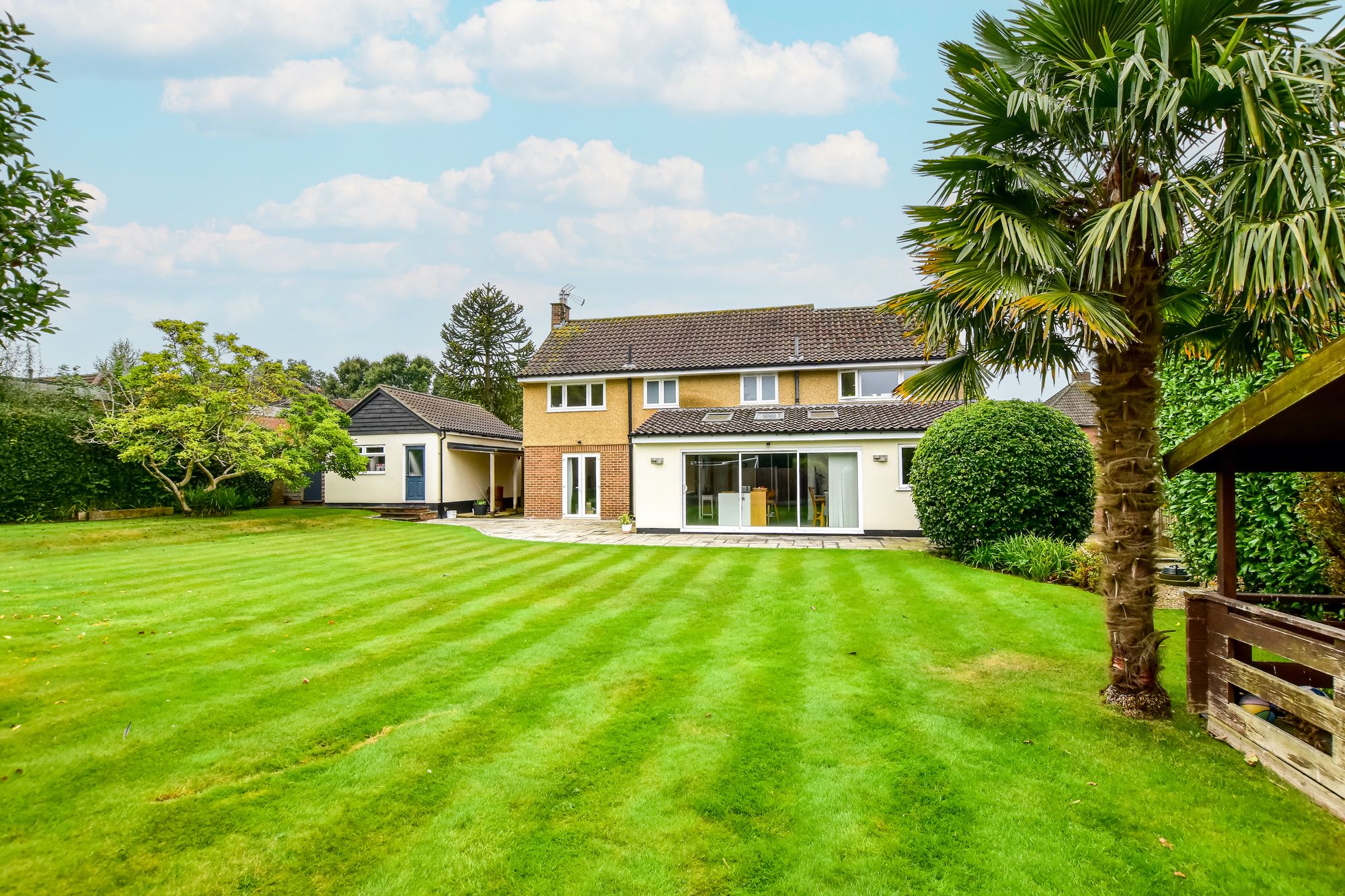 4 bedroom detached house for sale 0