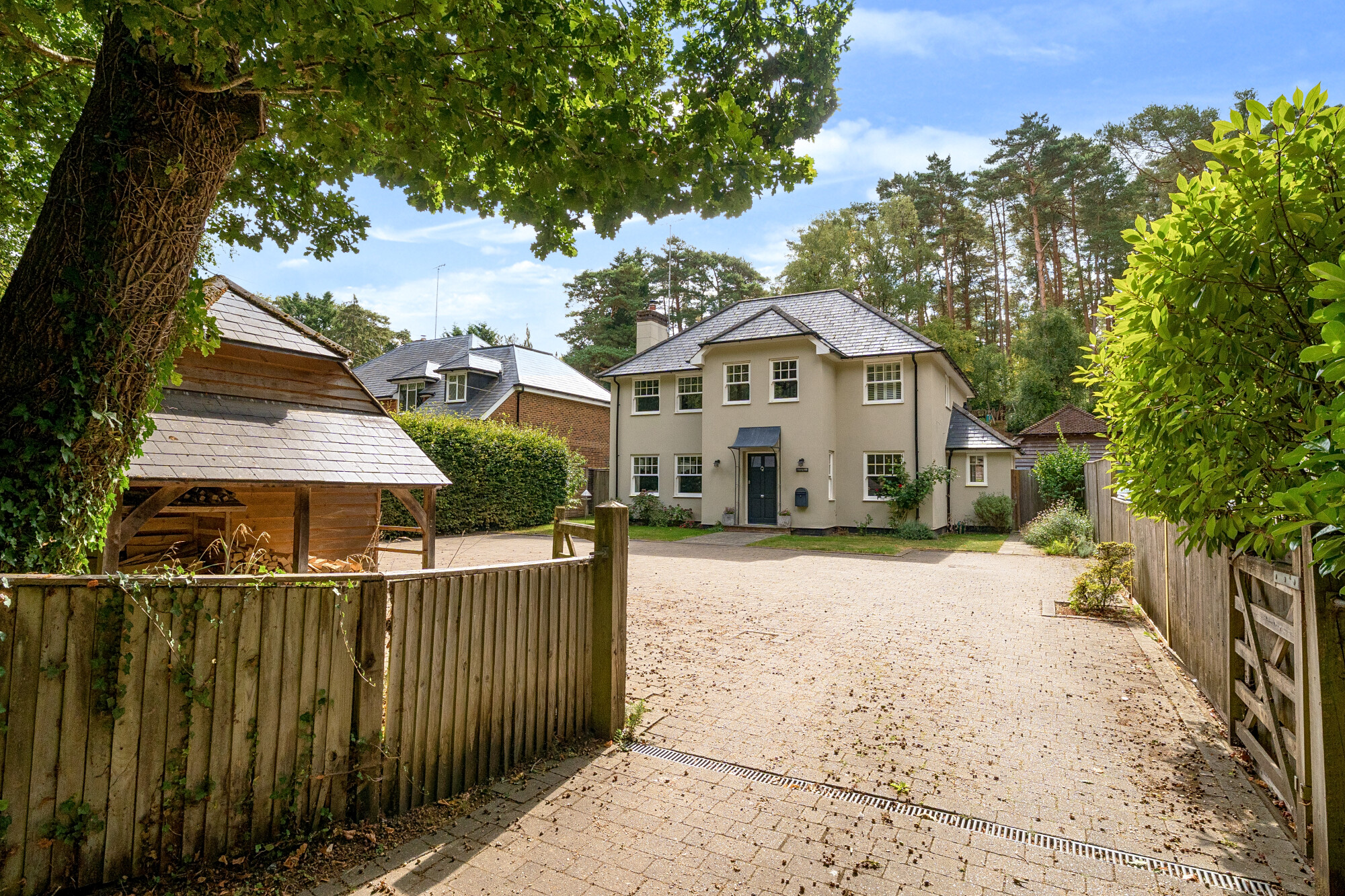 6 bedroom detached house for sale 0