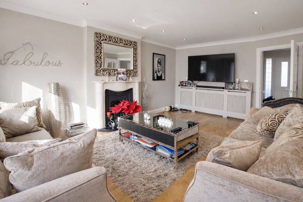 5 bedroom detached house for sale 0