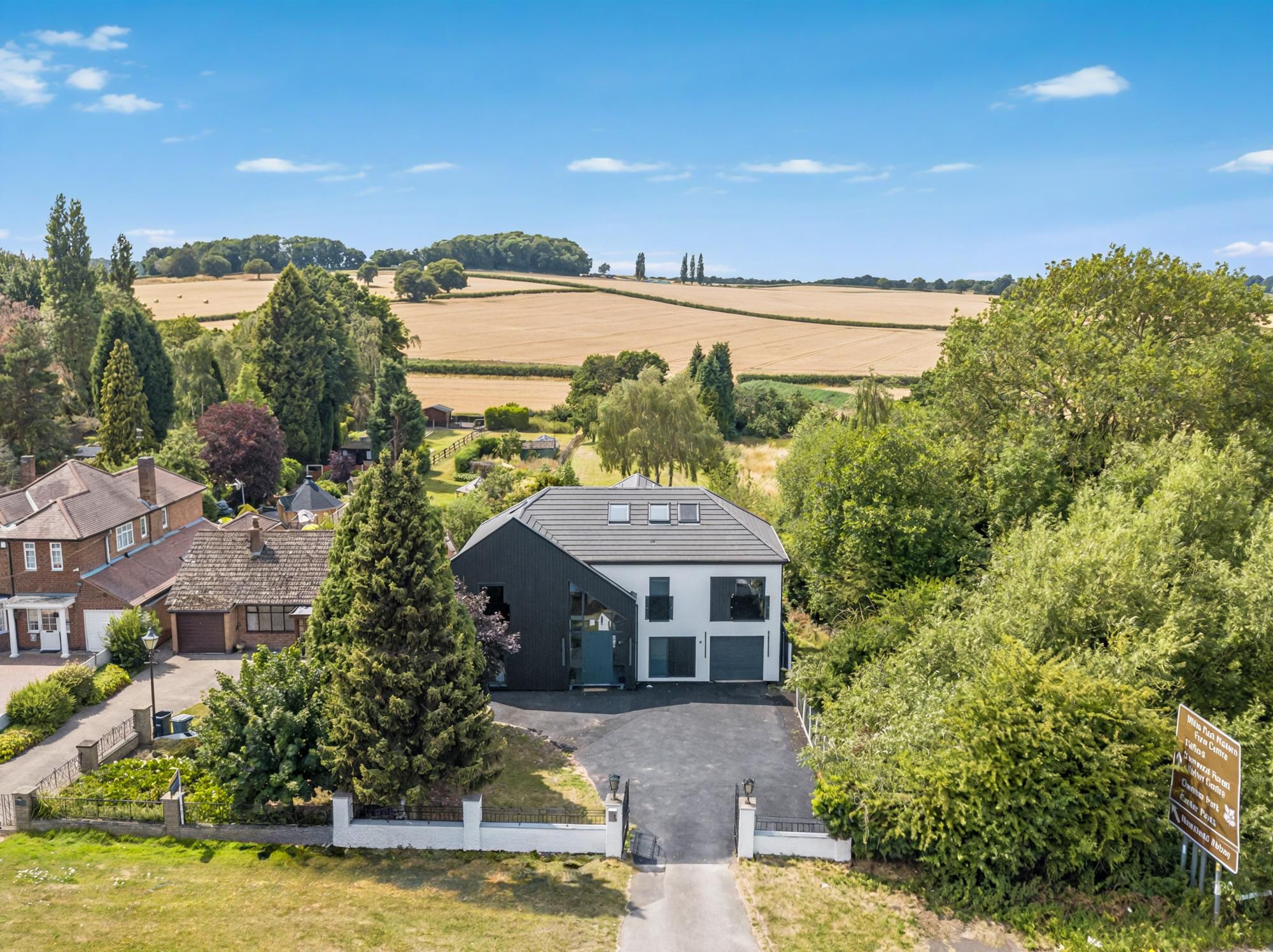 6 bedroom detached house for sale 0