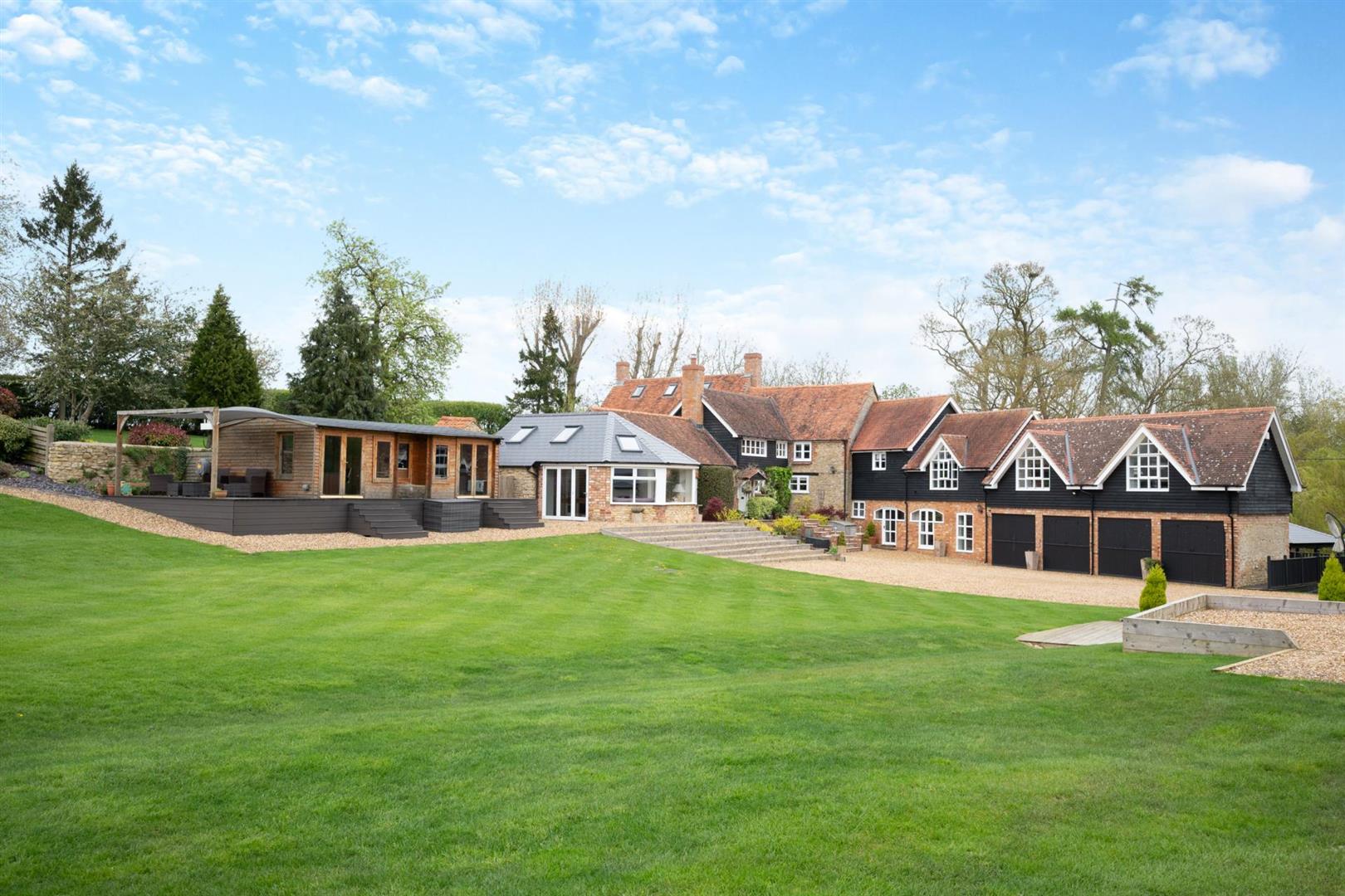 5 bedroom detached house for sale 0