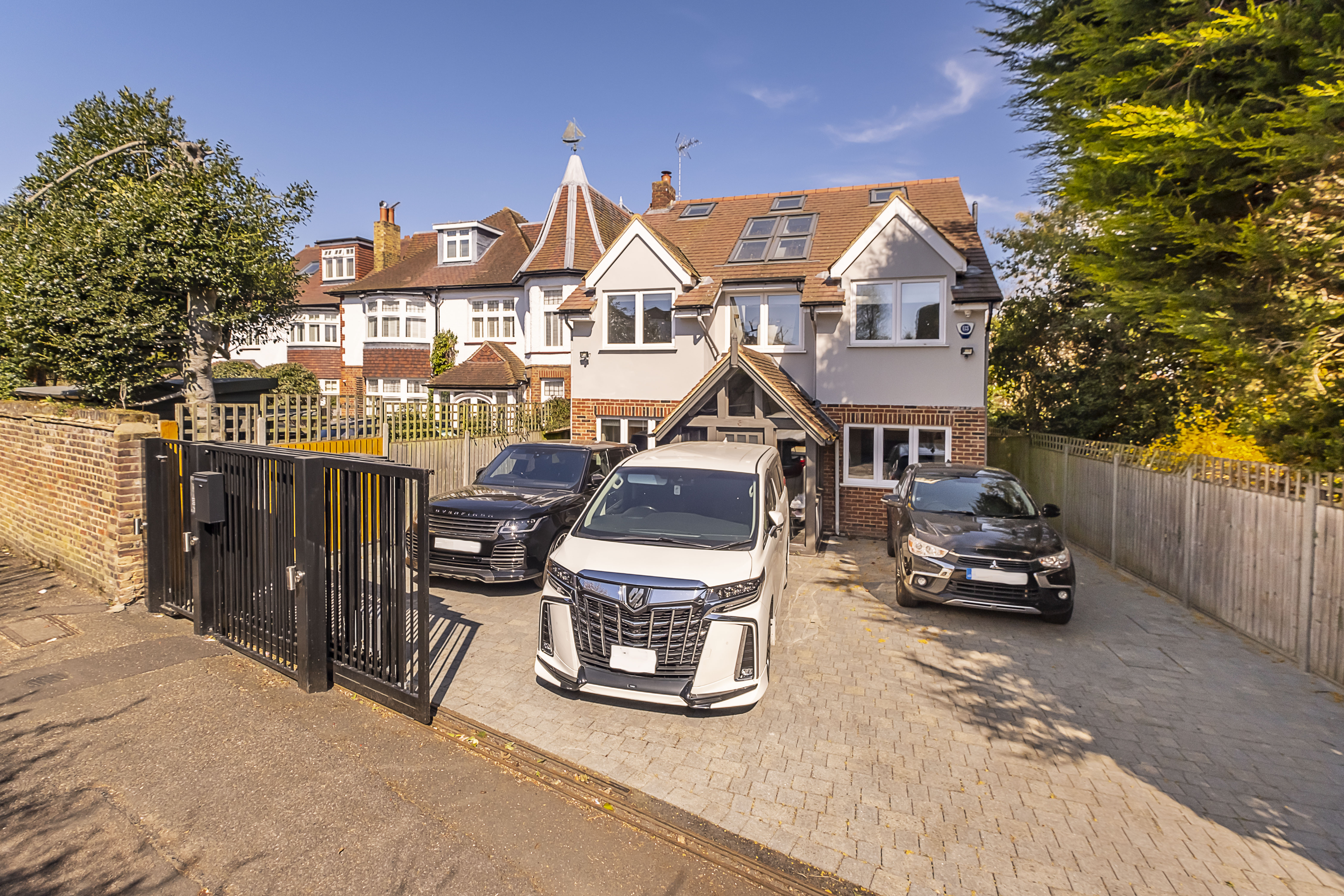 5 bedroom detached house for sale 0