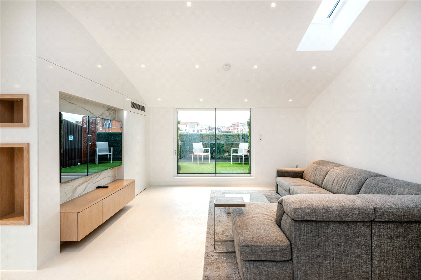 2-bed flat on Flat O, 49, Wellington Street, London, £11,700/mo