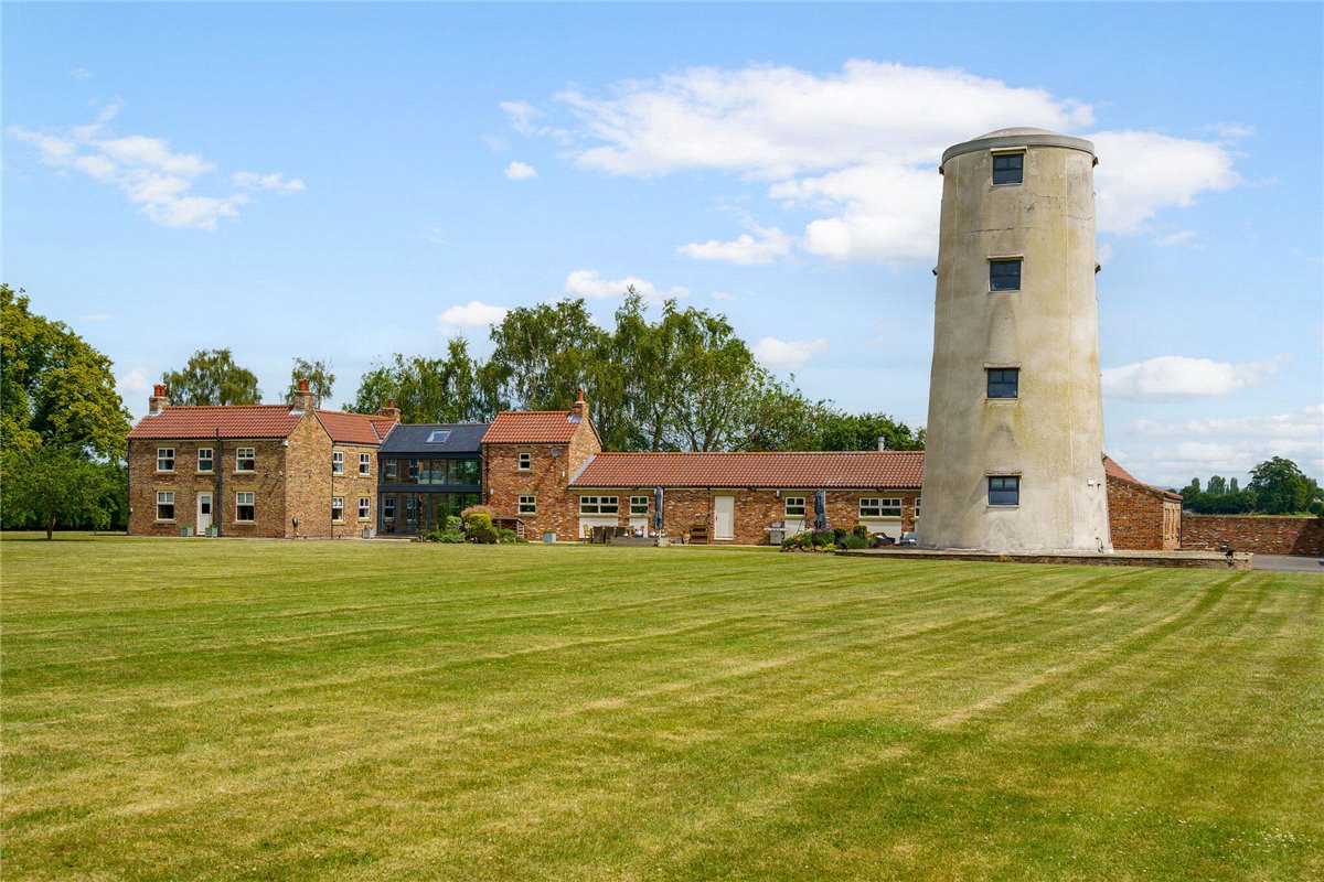 6 bedroom detached house for sale 0