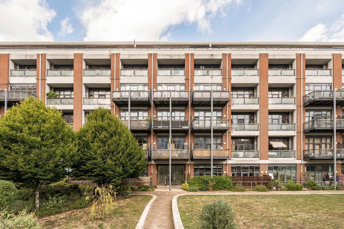 39 Watt Court, Multi Way, London photo 2