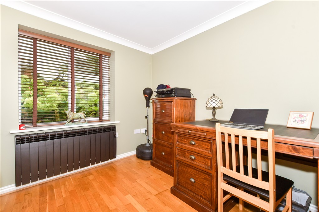 2-bed flat on Bambridge Court, Maidstone, £200,000