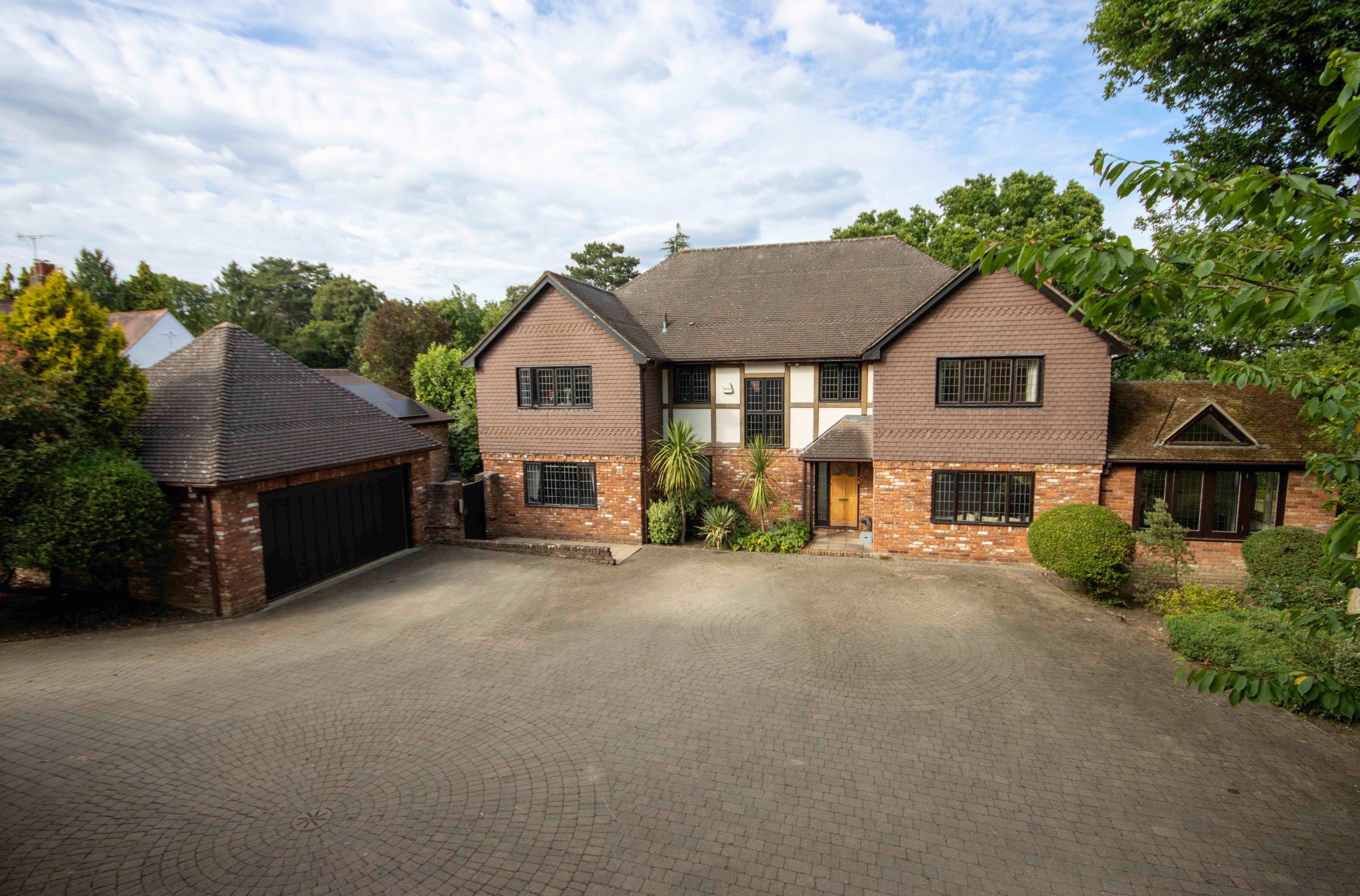 5 bedroom detached house for sale 0