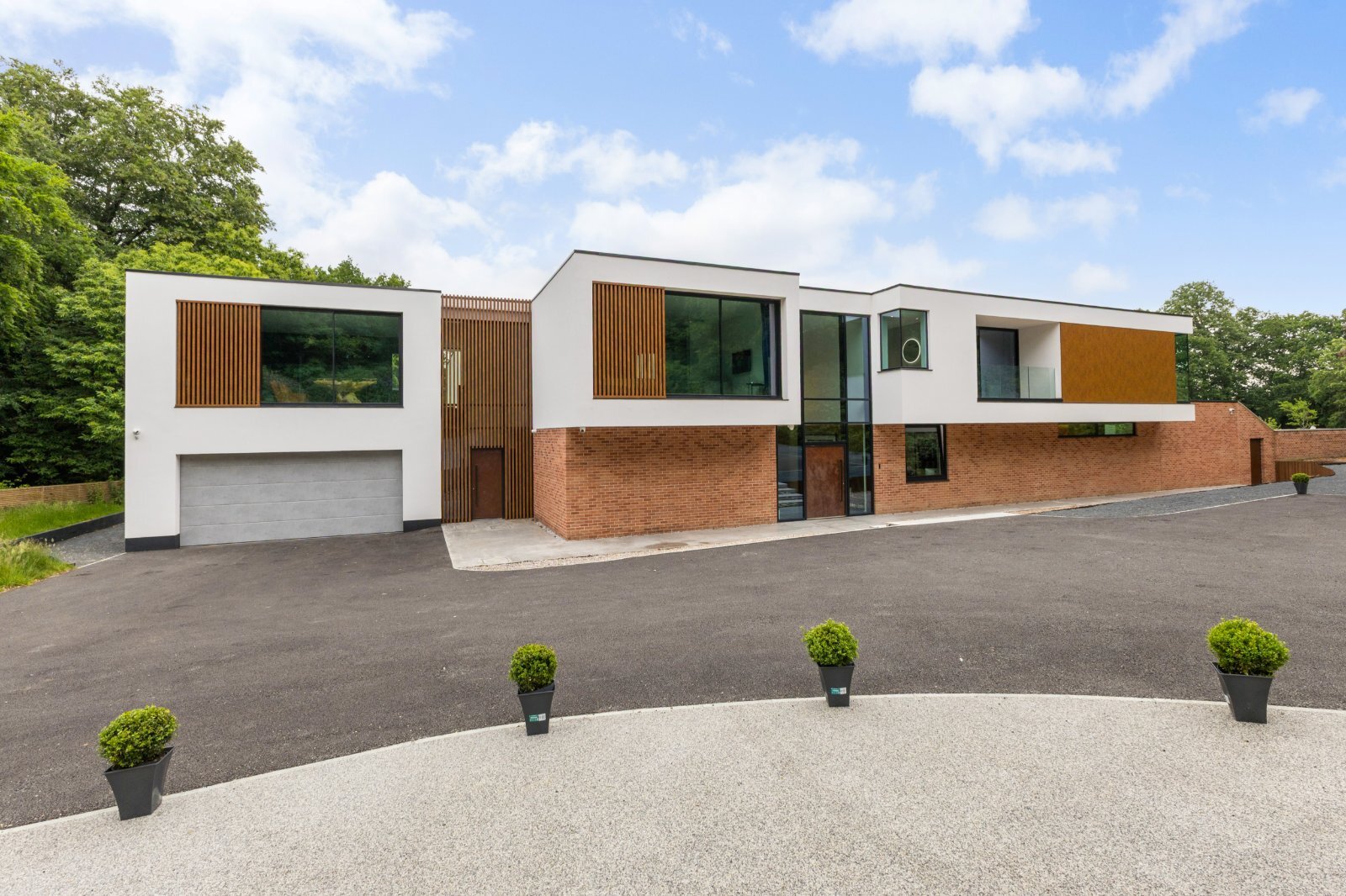 6 bedroom detached house for sale 0