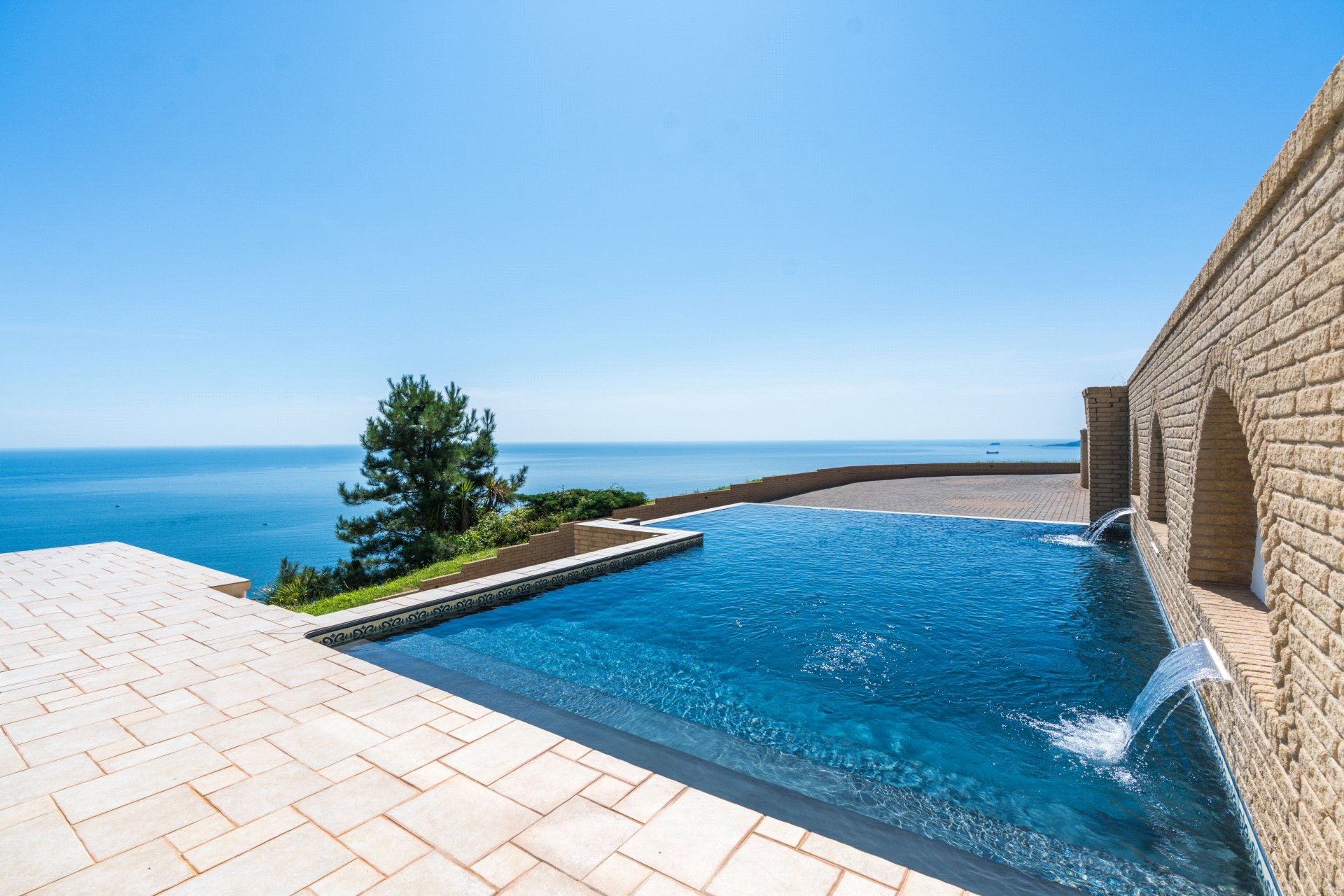 6 bedroom detached house for sale 0