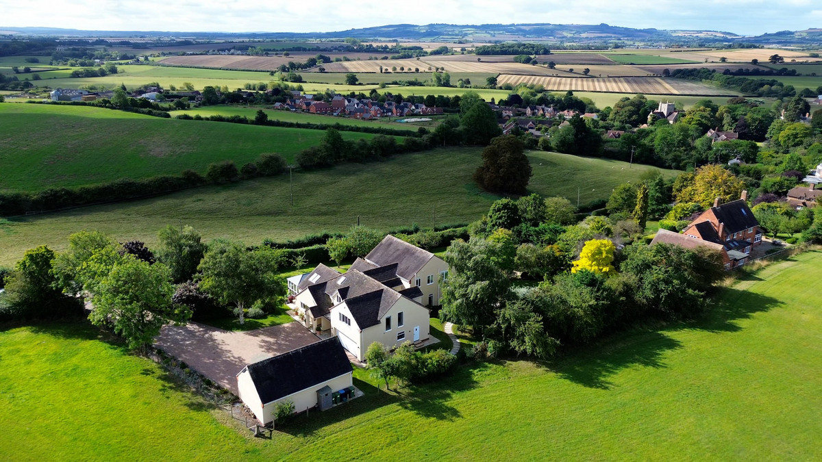 4 bedroom detached house for sale 0