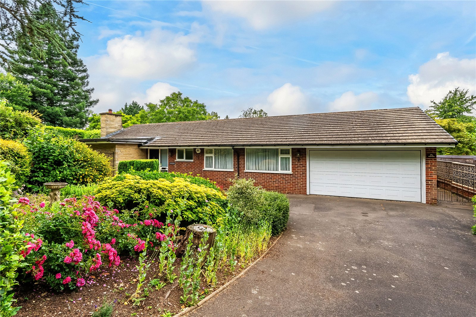 3 bedroom detached house for sale in Guildford