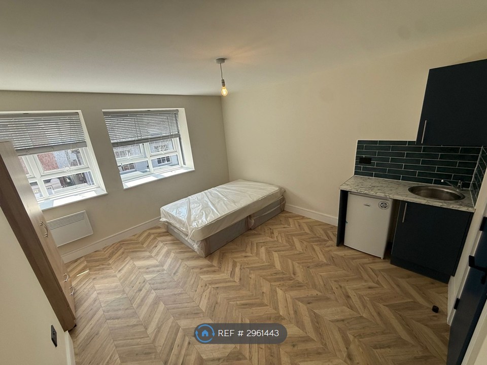 Flat, Baker St, Weybridge photo 5
