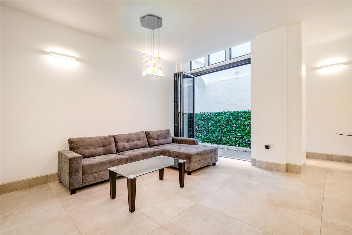 3 bedroom flat for sale 0