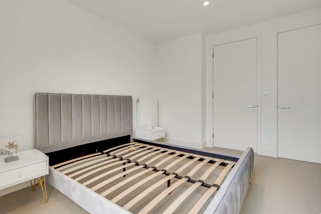 162 Stepney Way, London photo 3