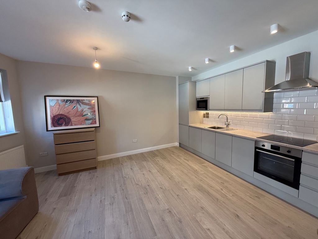 Flat 2, 224-24, High Street, Harrow photo 5