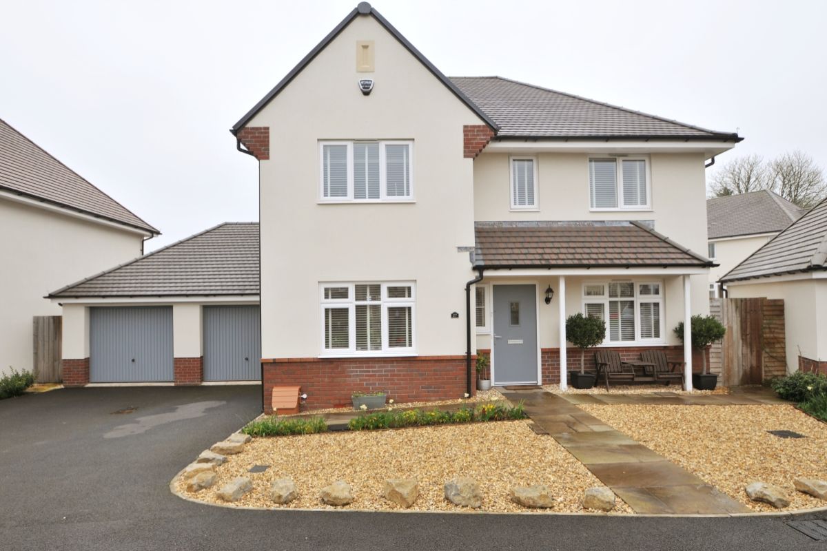 4 bed Detached House