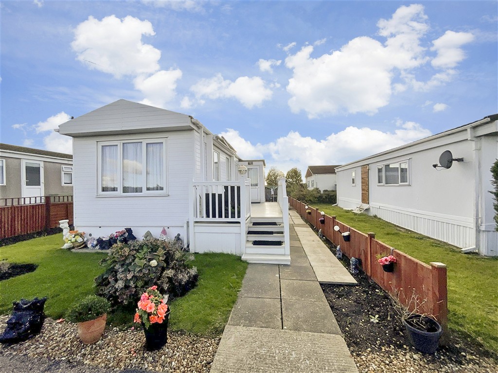 2-bed caravan on Lower Dunton Road Dunton, Brentwood, £100,000
