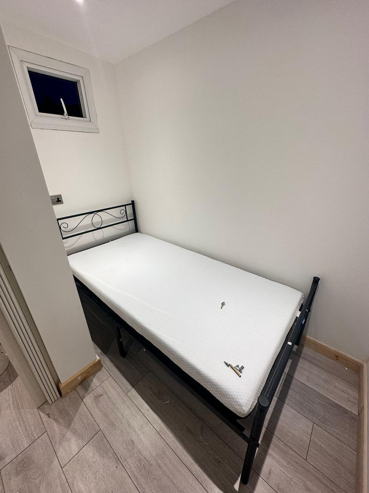 Room 1 329-331, Grays Inn Road, Greater London photo 4