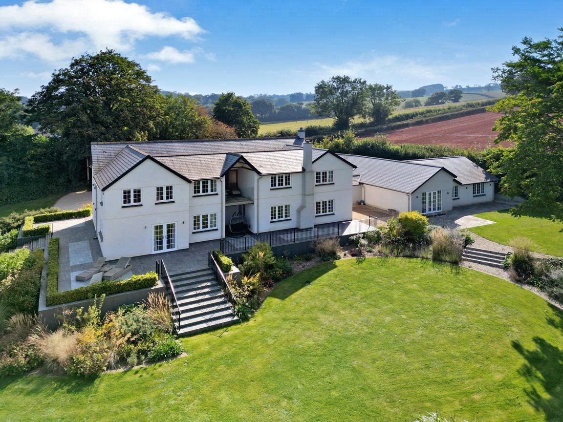 5 bedroom detached house for sale 0