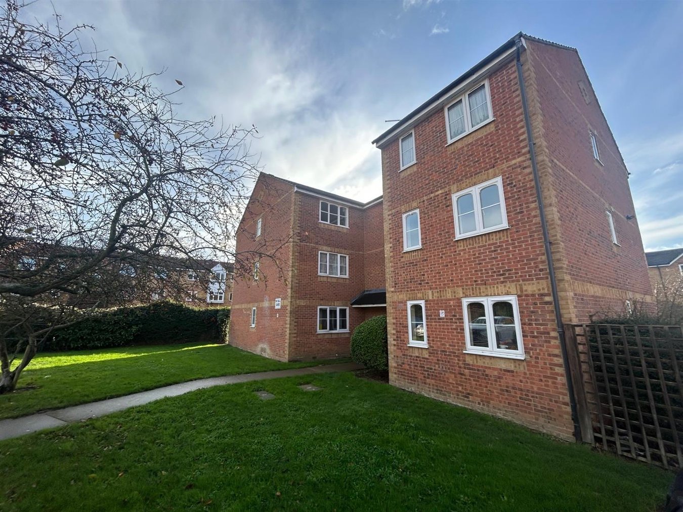 297, Redford Close, Feltham photo 3