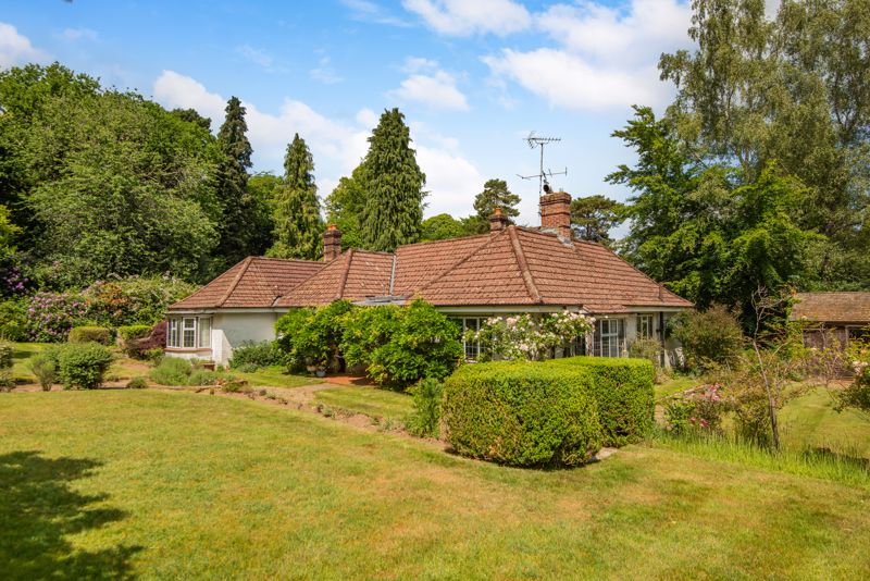 3 bedroom detached house for sale in Guildford