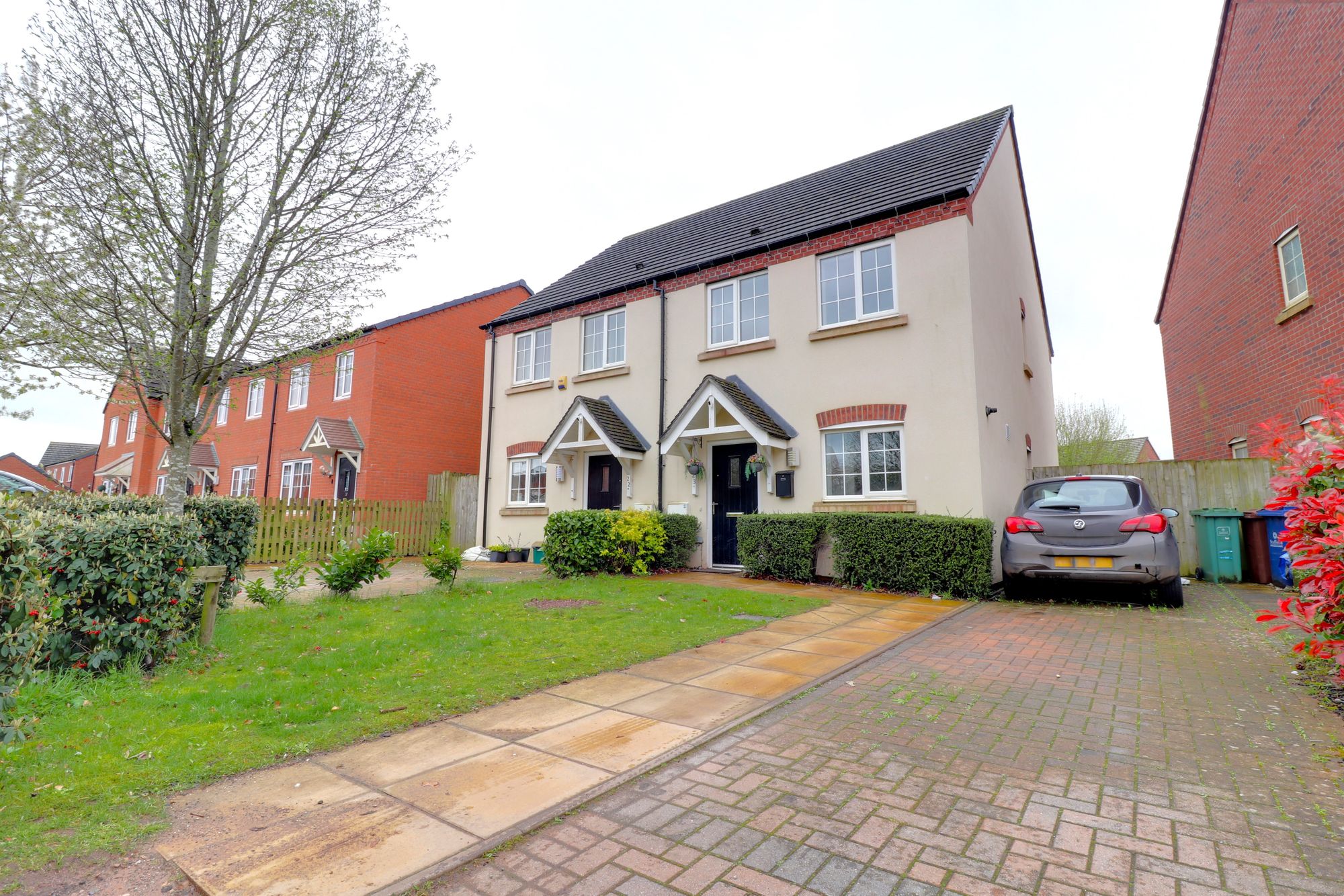 23 Heron Brook, Stafford photo 2