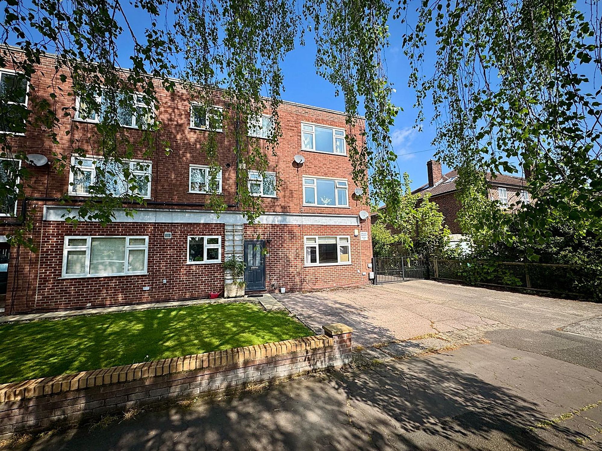 2 bed flat for sale