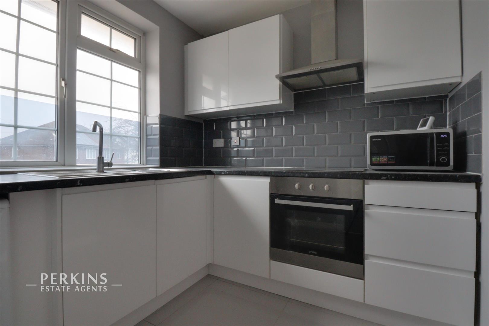 Studio 2, 4, Longhook Gardens, Northolt photo 5