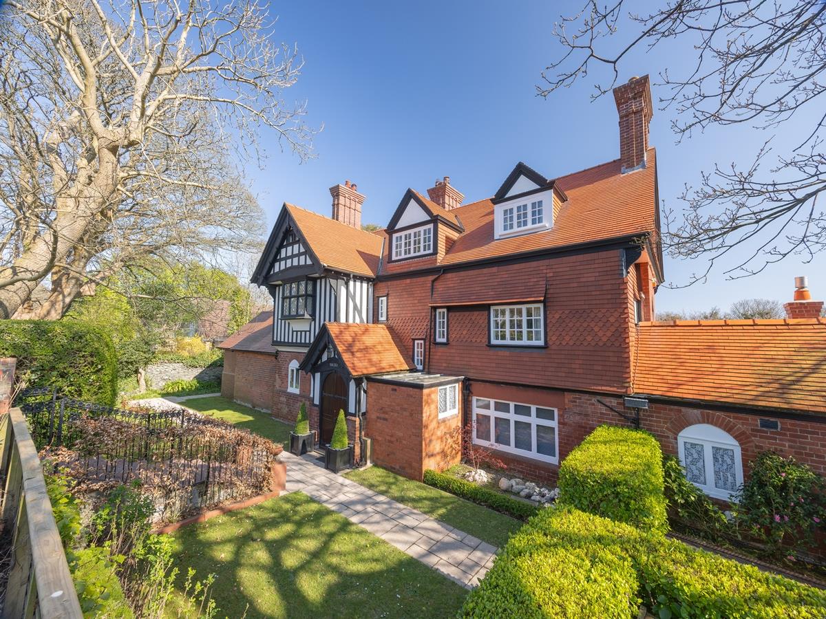 5 bedroom detached house for sale 0