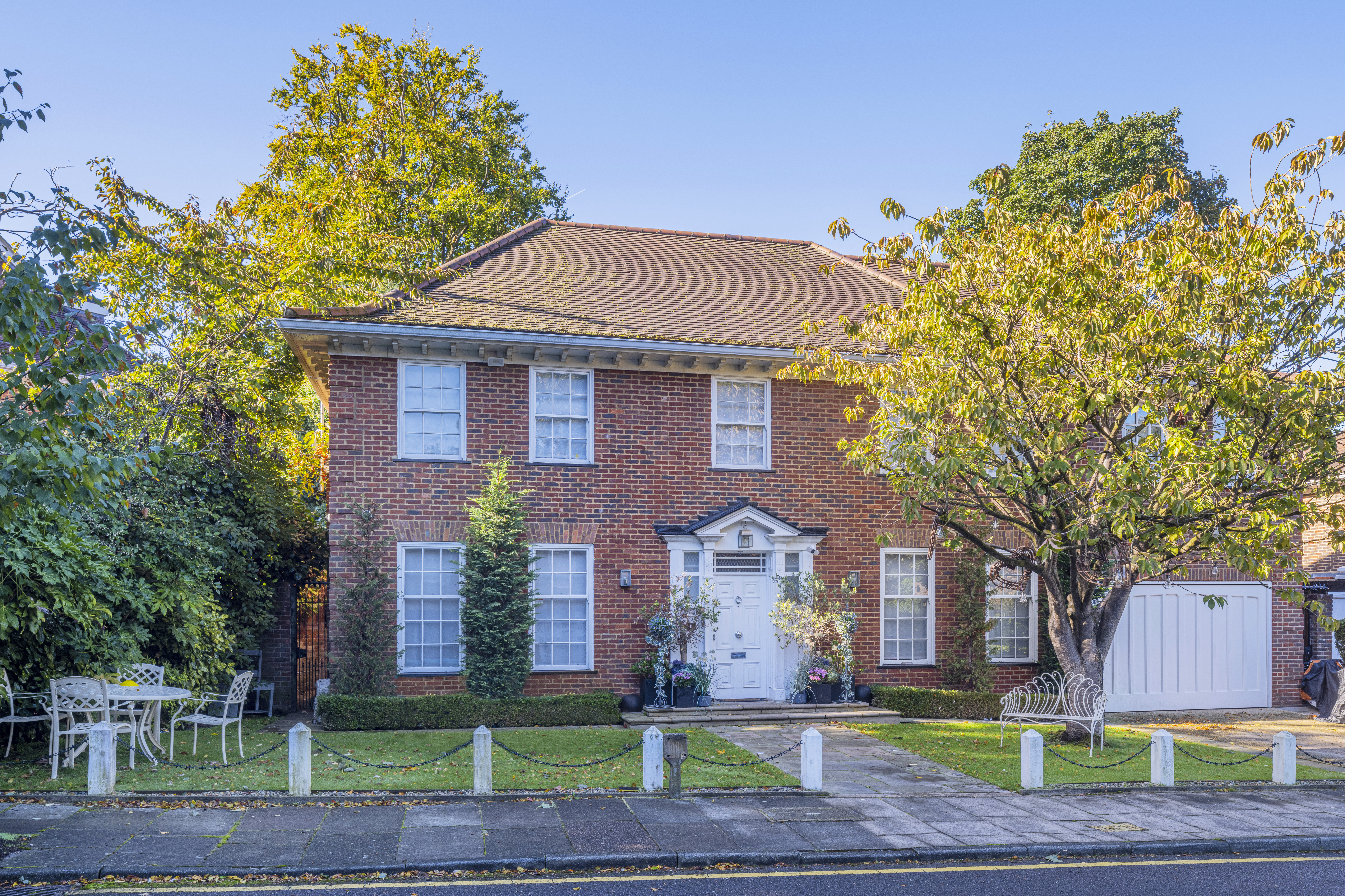 6 bedroom detached house for sale 0