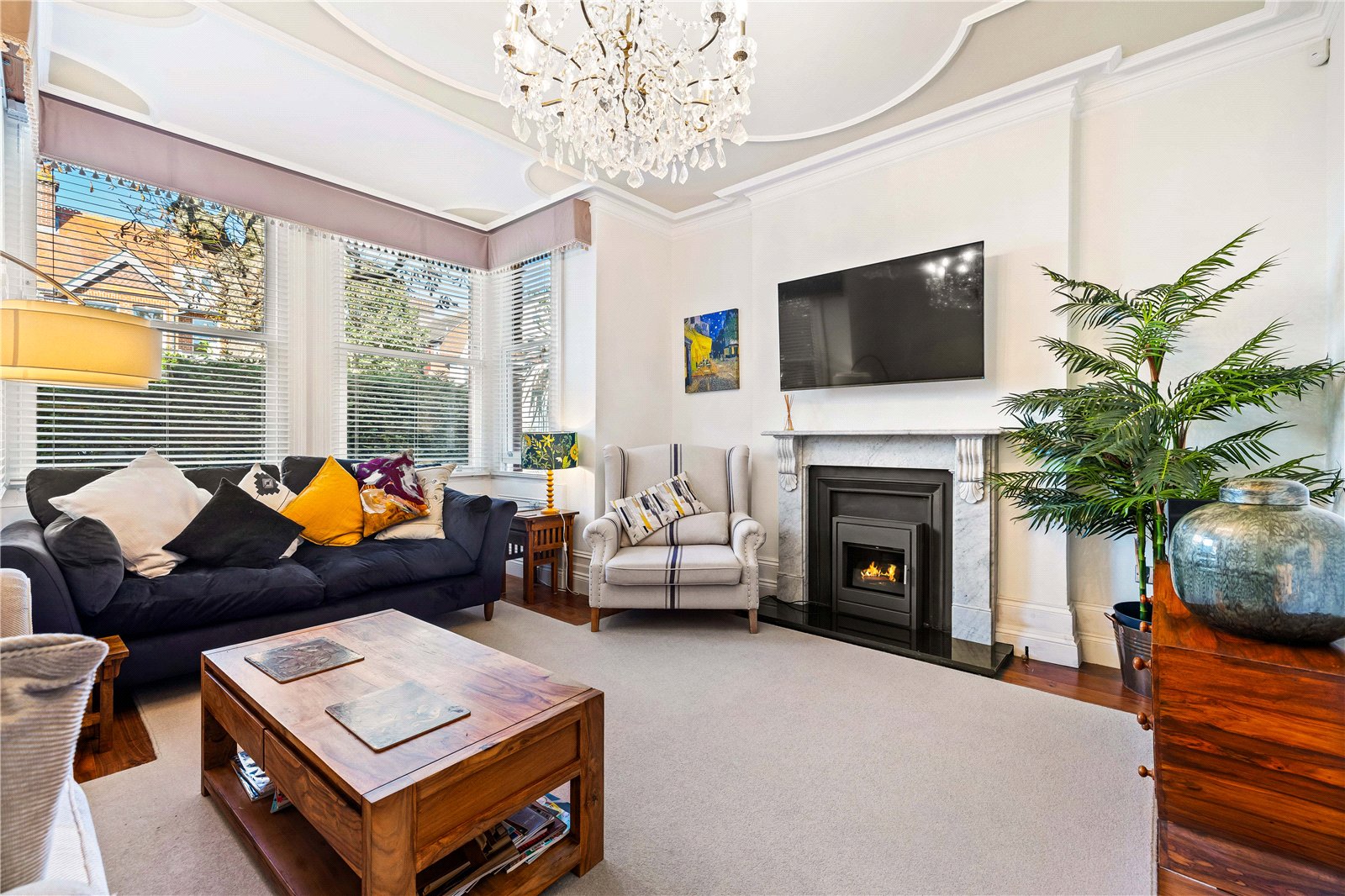 6 bedroom detached house for sale 0