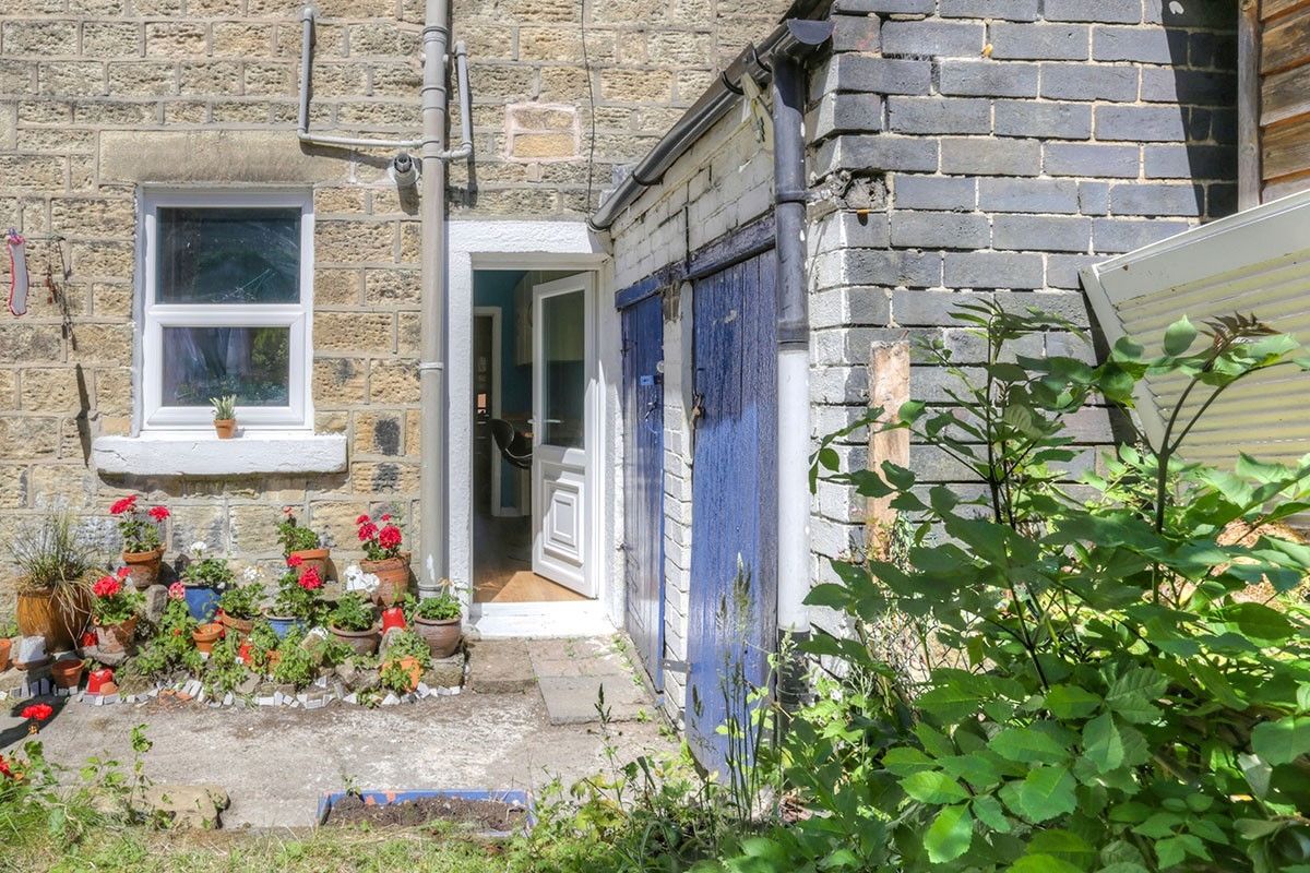2 Bedrooms Terraced house to rent in Osborne Place, Hadfield, Glossop SK13