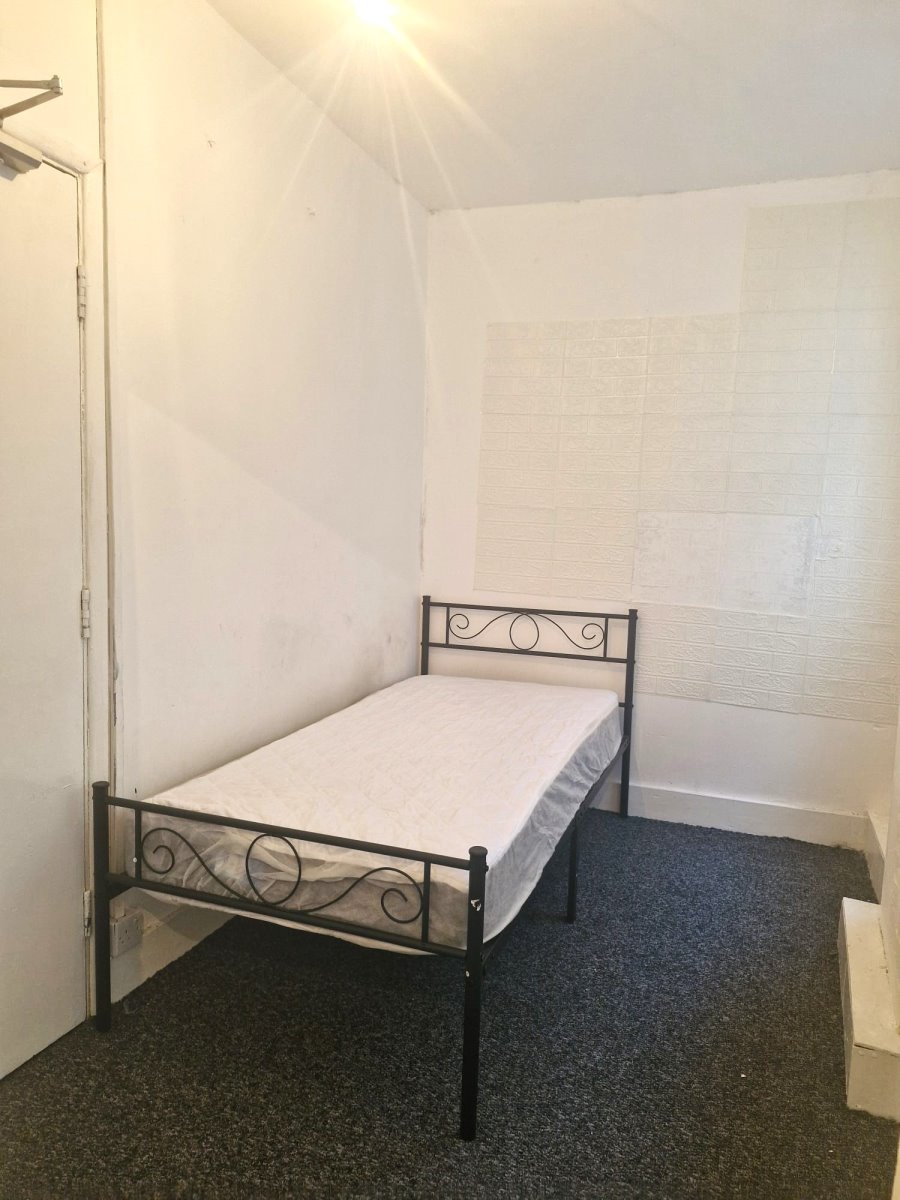 33- ROOM 2, Hertford Road, Ponders End photo 5