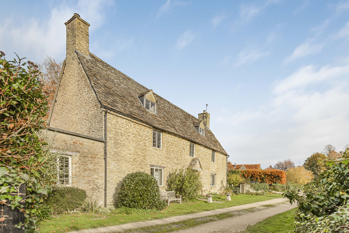 4 bedroom detached house for sale 0