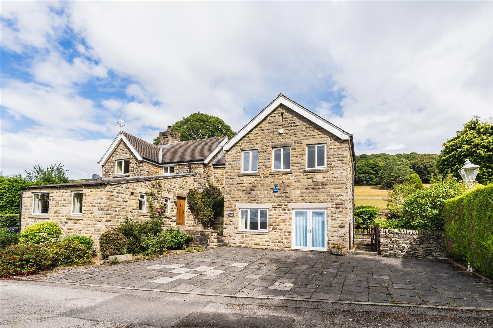 4 bedroom detached house for sale 0