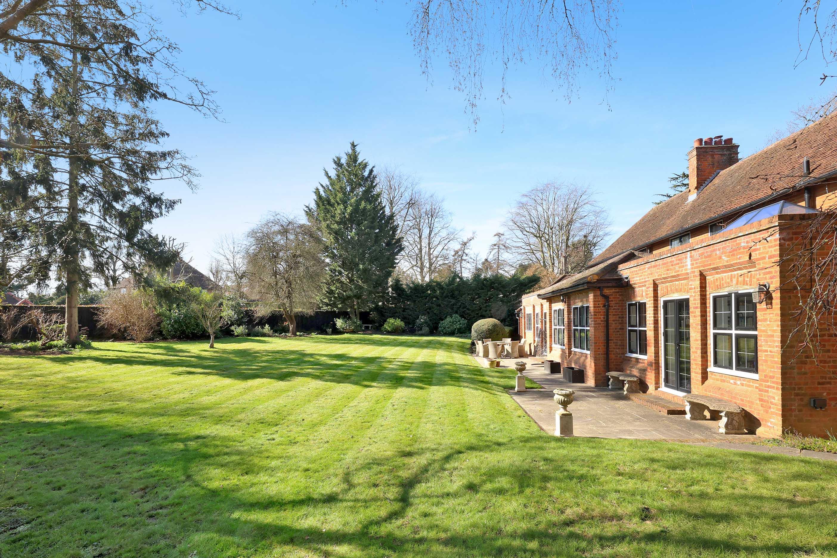 6 bedroom detached house for sale 0