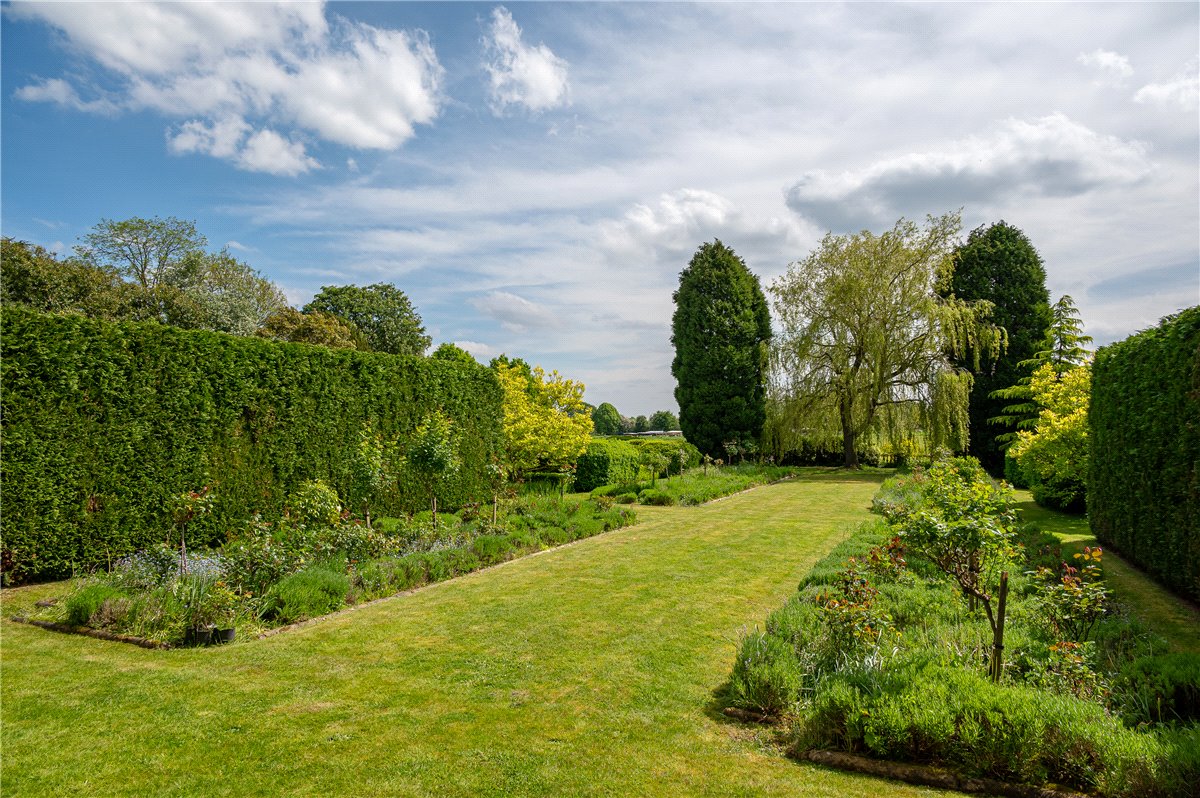 6 bedroom detached house for sale 0