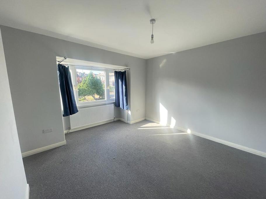 5, Greyshiels Avenue, Leeds photo 4