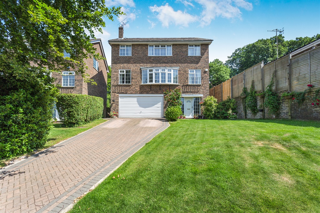 5 bed Detached House