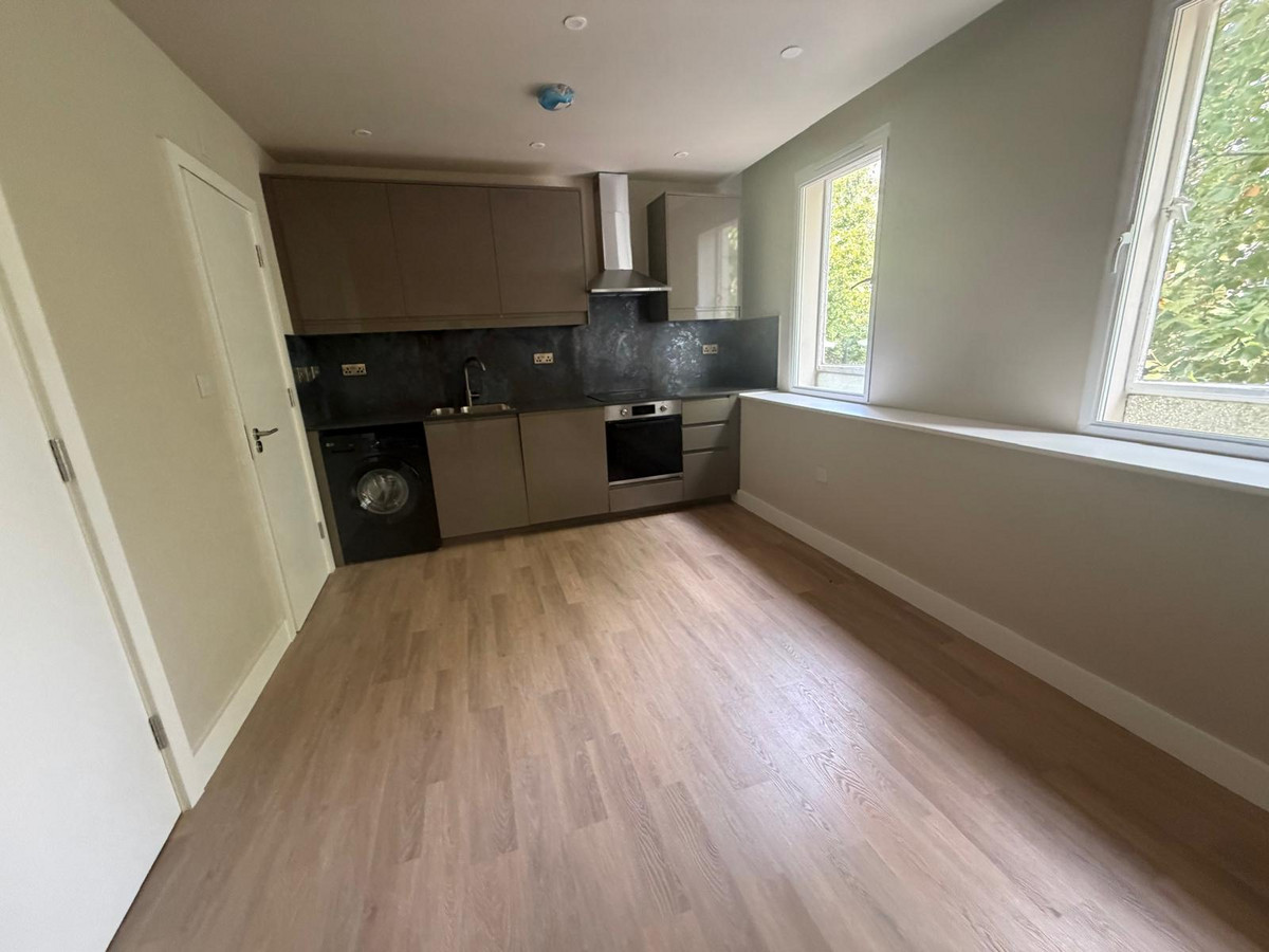 Flat Flat 2, 77-81, North End, Croydon photo 5