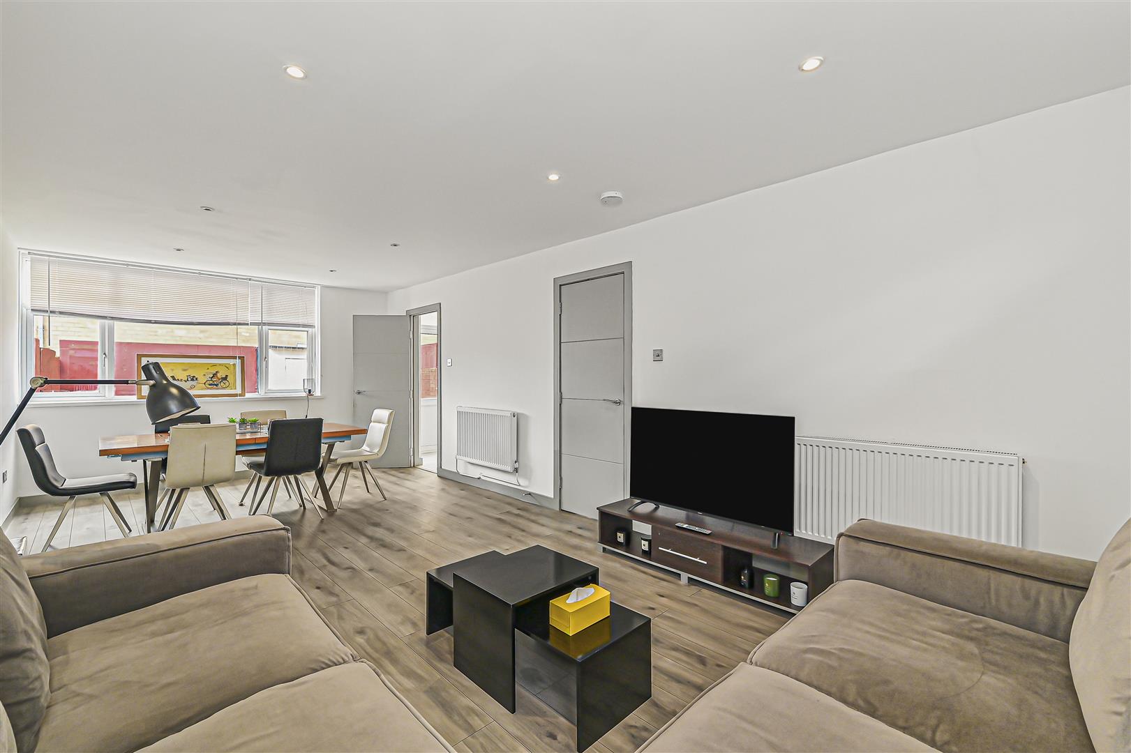 20, 20, Broomfield, London photo 2